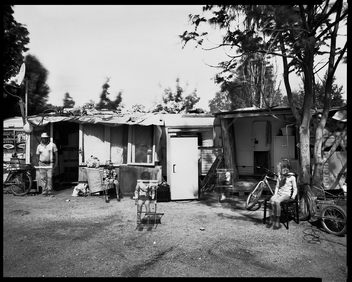 Photographie à la chambre 20x25 des habitant·e·s du chemin de Ginestou, à Toulouse, avant leur expulsion par la police en 2017.