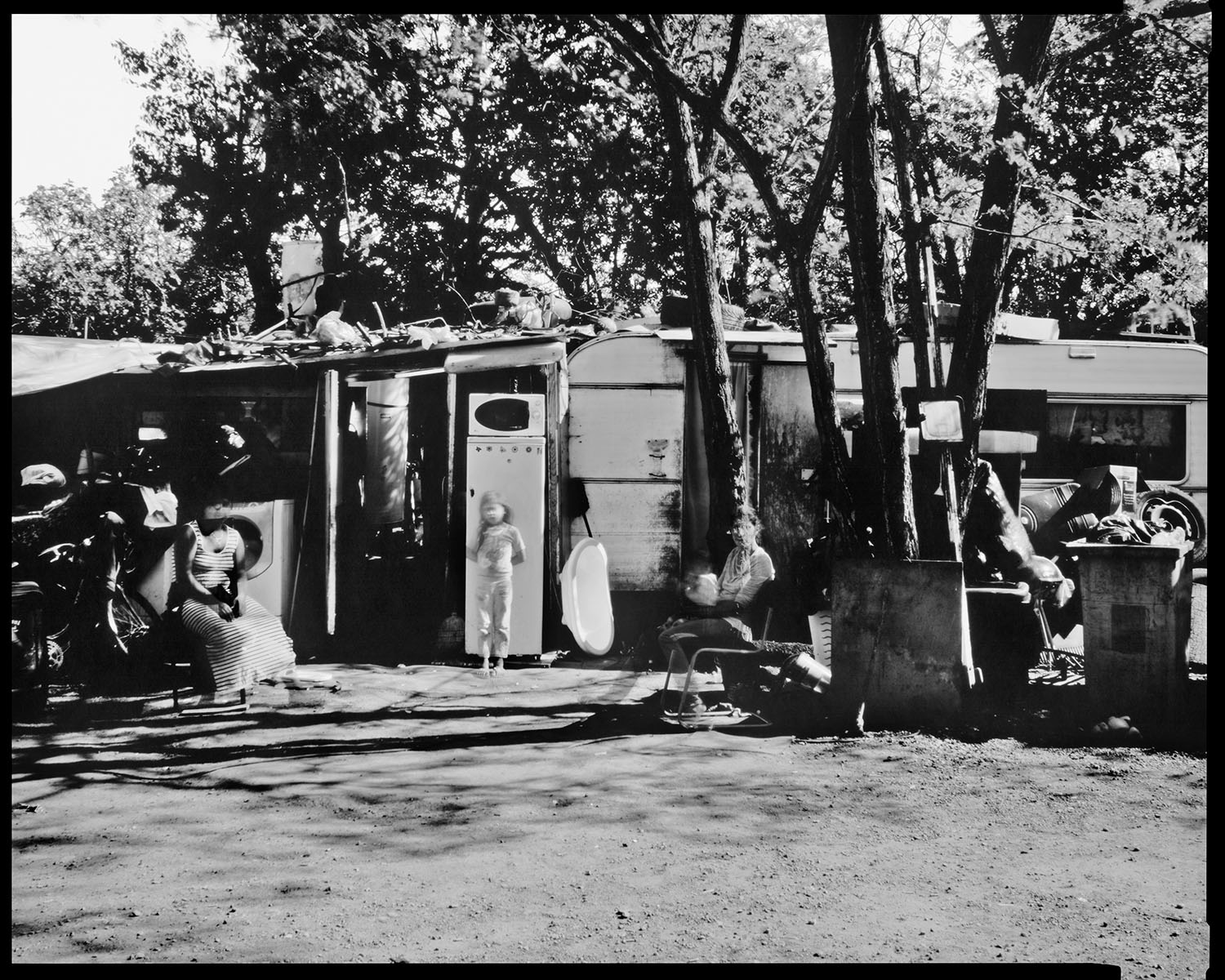 Photographie à la chambre 20x25 des habitant·e·s du chemin de Ginestou, à Toulouse, avant leur expulsion par la police en 2017.