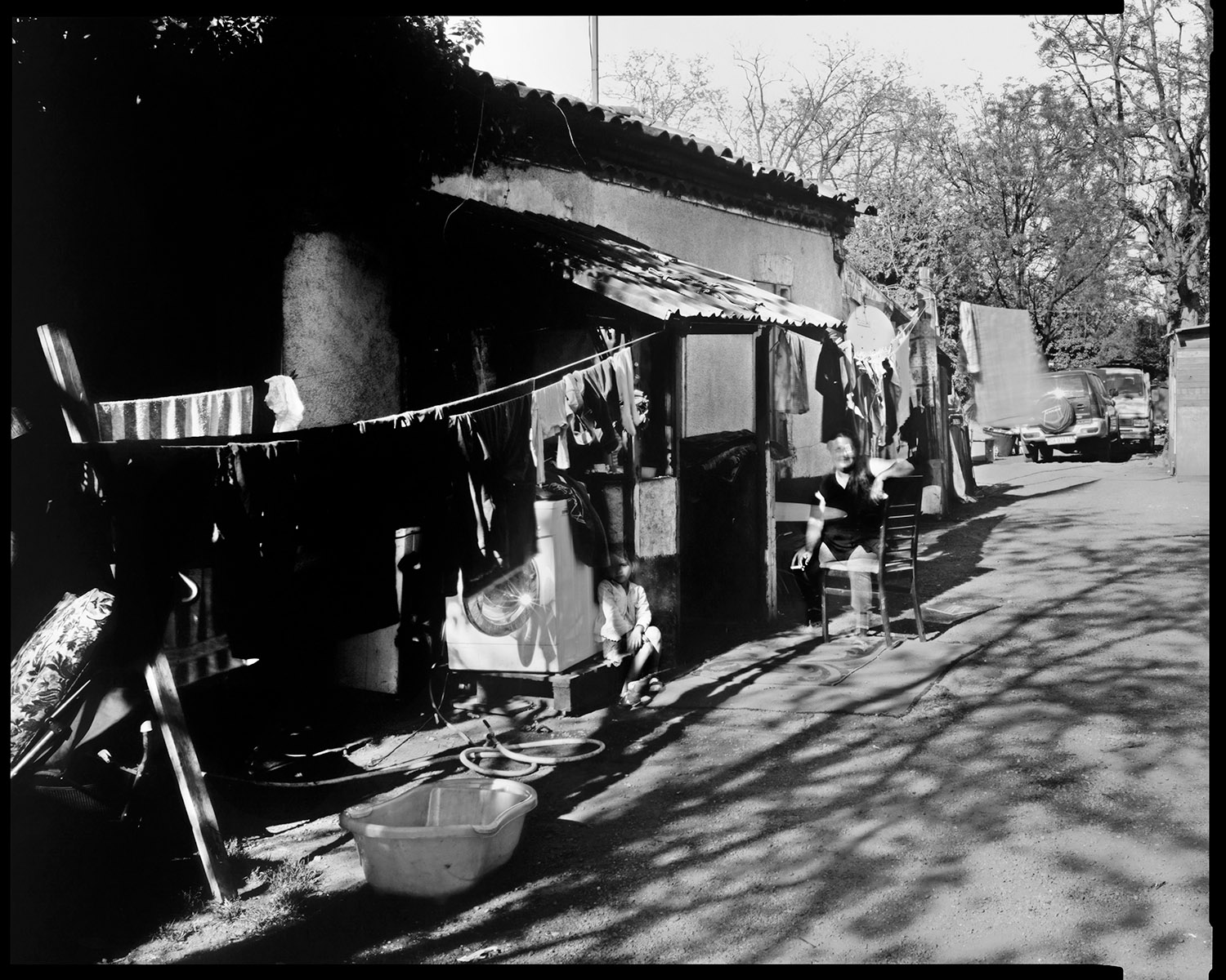 Photographie à la chambre 20x25 des habitant·e·s du chemin de Ginestou, à Toulouse, avant leur expulsion par la police en 2017.
