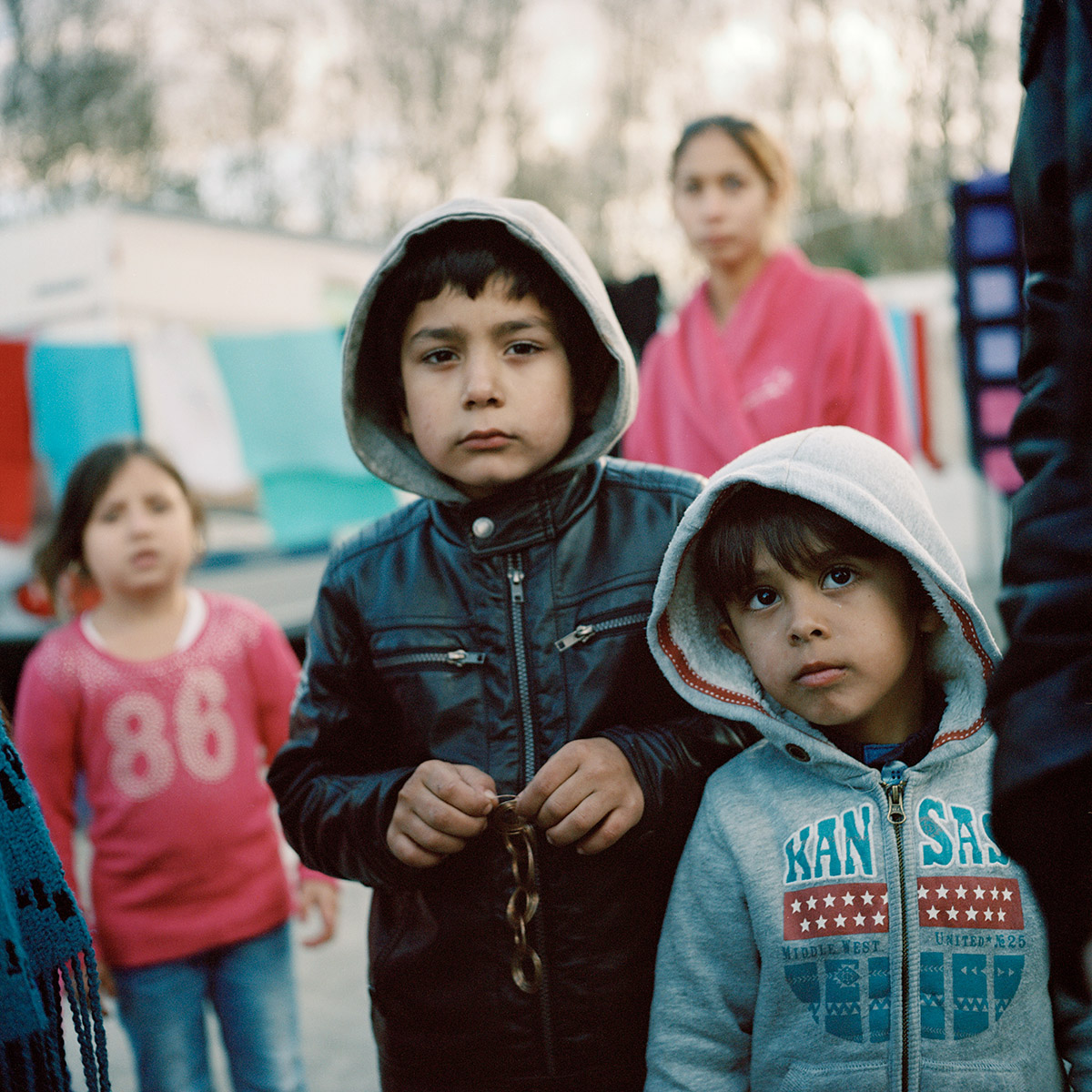 Des enfants regardent l'appareil photo, au campement de la Flambère à Toulouse.