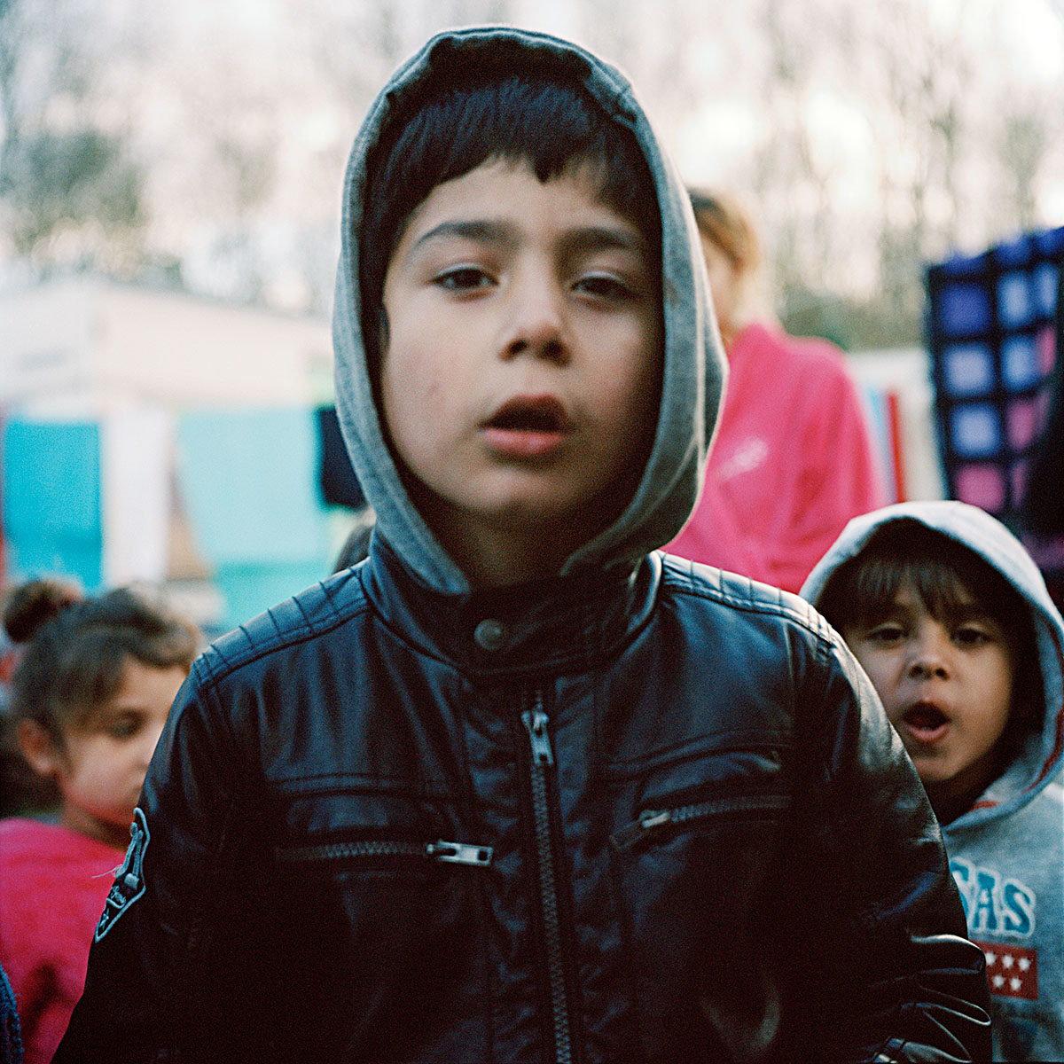 Des enfants regardent l'appareil photo au campement de la Flambère, Toulouse.