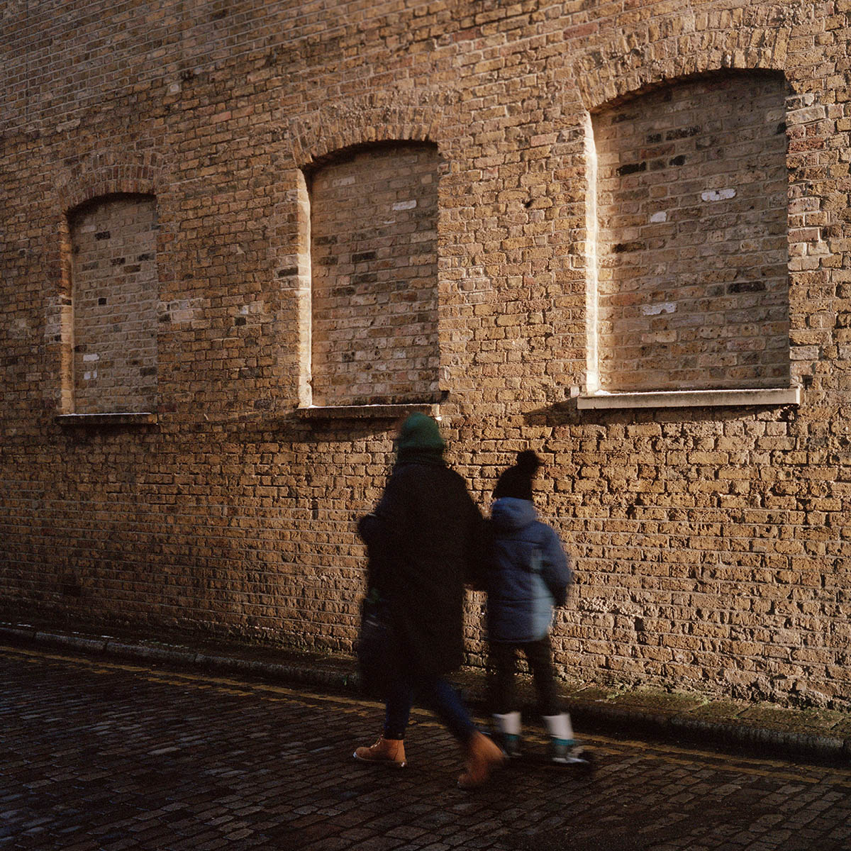 Mur en brique d'un batiment du quartier de Wapping, à Londres, sur les bords de la Tamise.