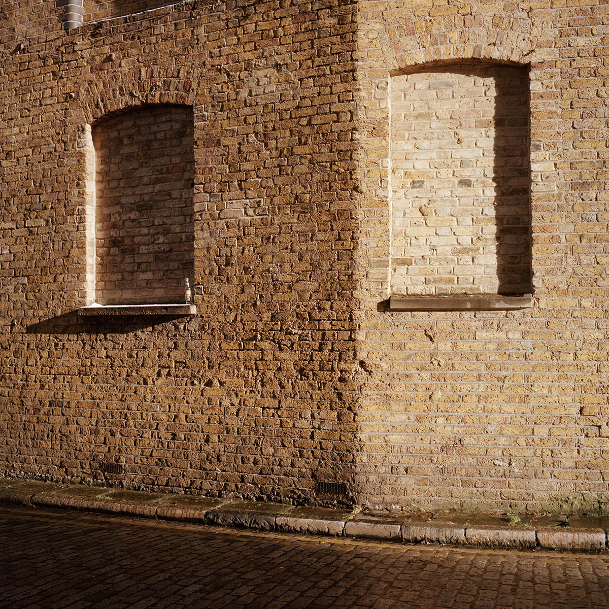 Mur en brique d'un batiment du quartier de Wapping, à Londres, sur les bords de la Tamise.