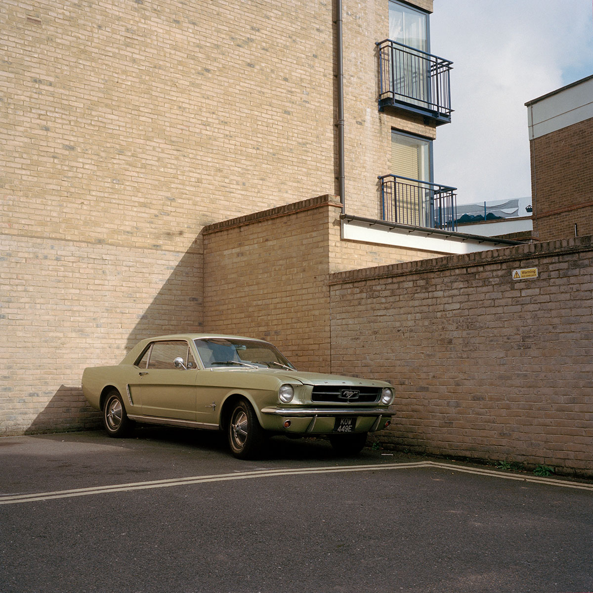 Une voiture de collection, ford Mustang, devant un mur en brique du quartier Bermonsdey, Londres, proche de la Tamise.