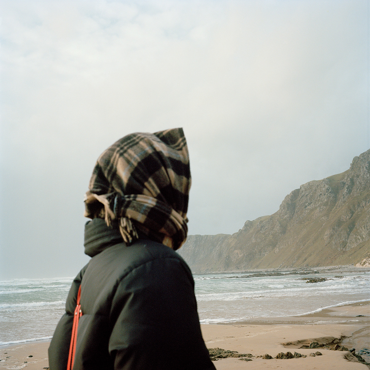 Un portrait de Naïma Lecomte devant les falaises en Irlande.