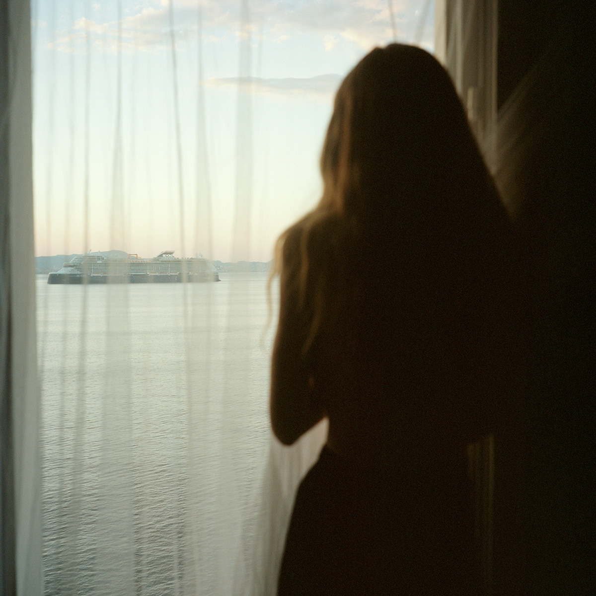 Un portrait de Naïma Lecomte au Rove près de Marseille, un ferry arrive.
