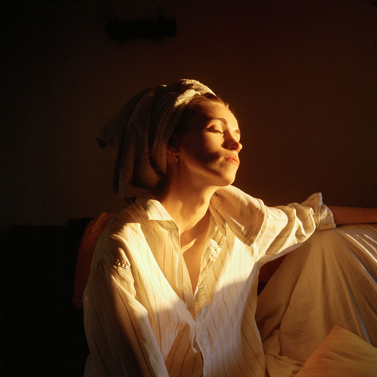 Un portrait en couleur argentique de la photographe Naïma Lecomte.