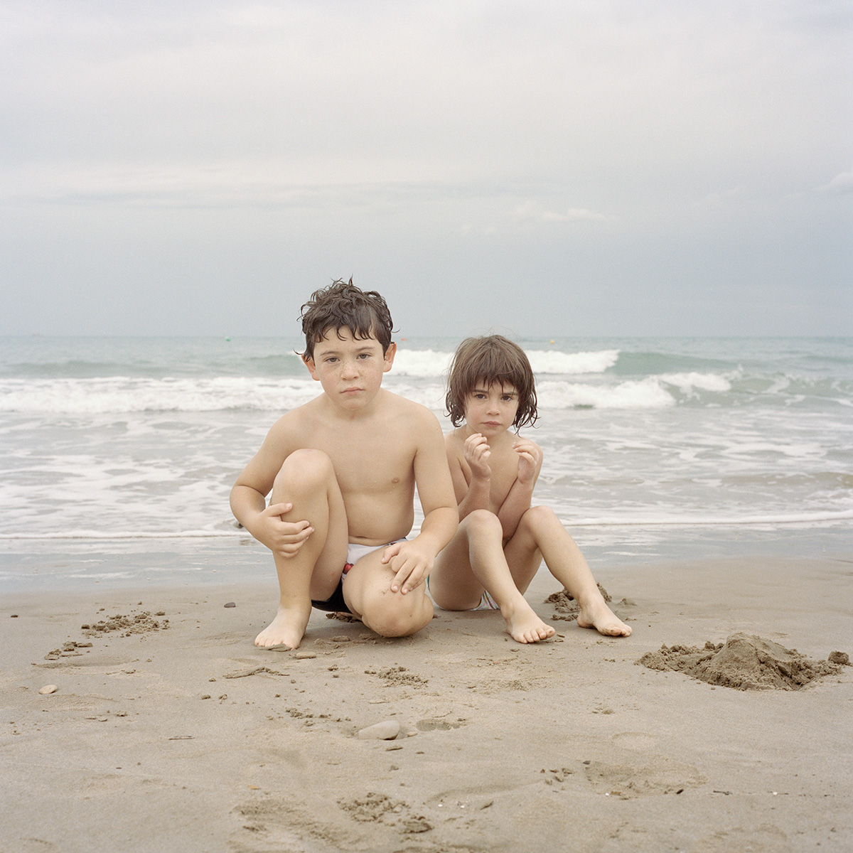 Portrait de deux enfants face à la mer Méditerranée, à Marina d'Or, ville vacance de la province de Castellon.