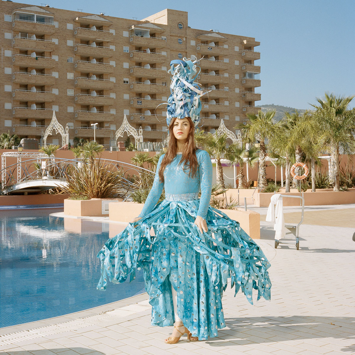 Portrait d'une danseuse proche d'une piscine d'un hôtel de Marina d'Or, ville vacance de la province de Castellon, sur la côte Méditerranéenne.
