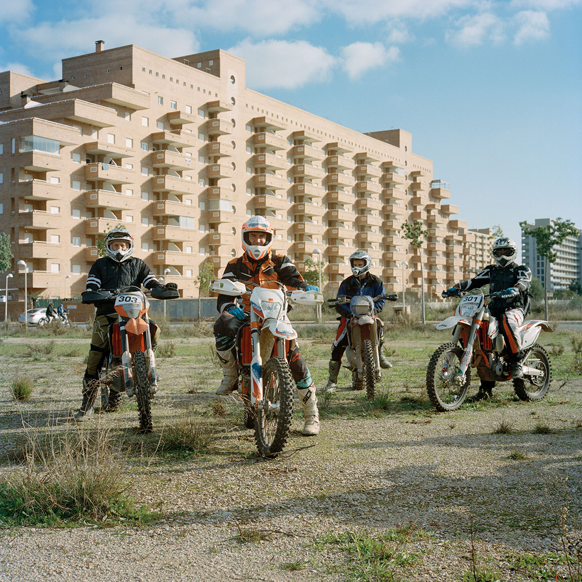 Des motards posent dans un terrain vague devant un immeuble de Marina d'Or, ville vacances de la province de Castellon, sur la côte Méditerranéenne, en Espagne.