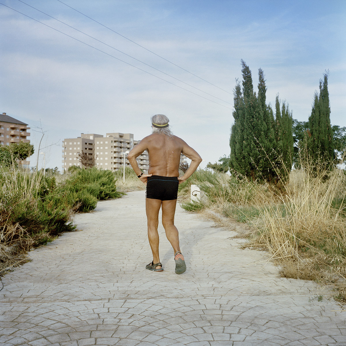 Un homme pose en maillot à Marina d'Or, ville vacances de la province de Castellon, sur la côte méditerranéenne, en Espagne.