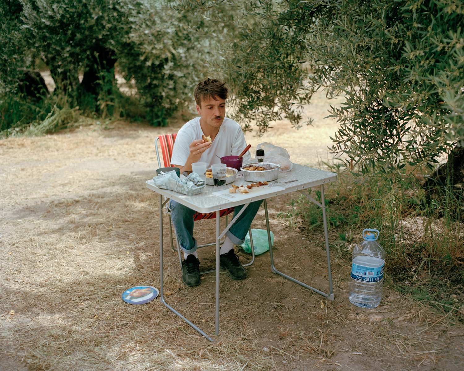 Portrait de Loïc Soula sous les oliviers par Naïma Lecomte, sur la route vers Malaga, Andalousie,Espagne.