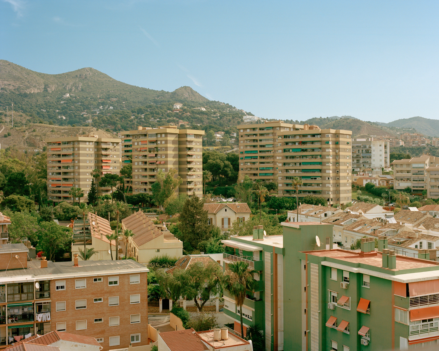 La casa Accacia au milieu des tours d'immeubles, en andalousie, Espagne, par la photographe Naïma Lecomte.
