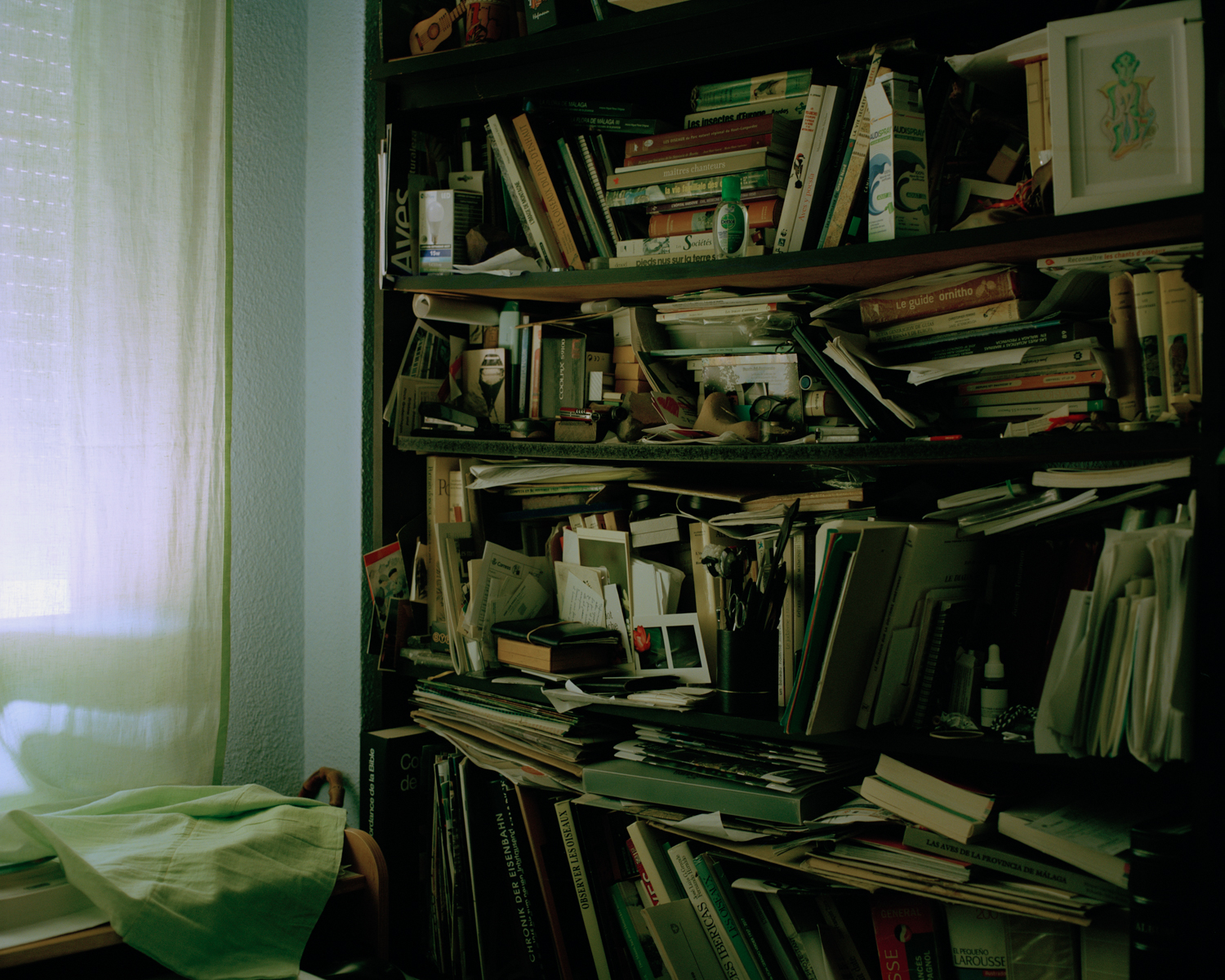 L'intérieur de l'appartement des grands parents de julie et Camille, depuis lequel on apperçoit la Casa Accacia, Andalousie, Espagne, par la photographe Naïma Lecomte.