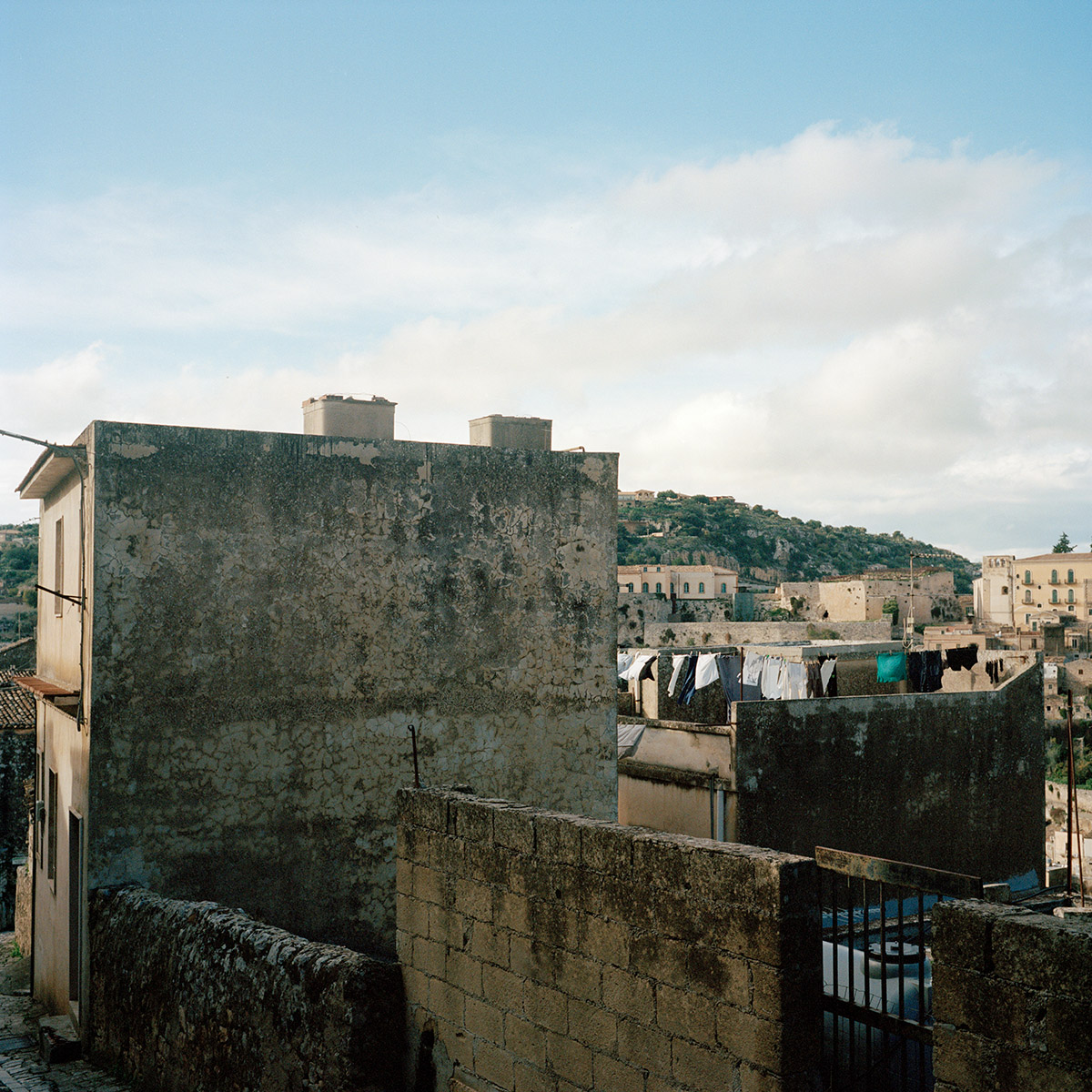 Italie; Sicile; Modica; bâtiment; linge; argentique; couleur; c-print